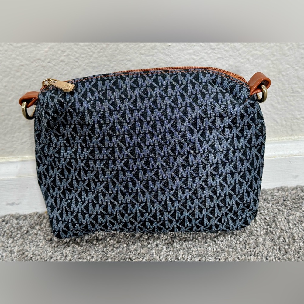 Michael Kors Jet Setter Travel Pouch-Gray/Black